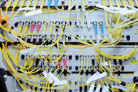 廣西科毅光開關(guān)在數(shù)據(jù)中心與軍工通信場景應(yīng)用部署圖